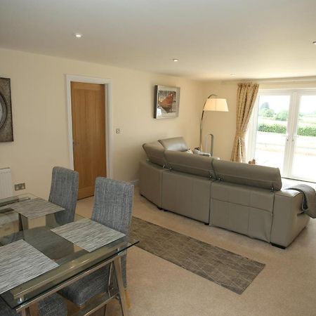 Lovely Two Bedroom Bungalow With Hot Tub Yeovil Exterior photo