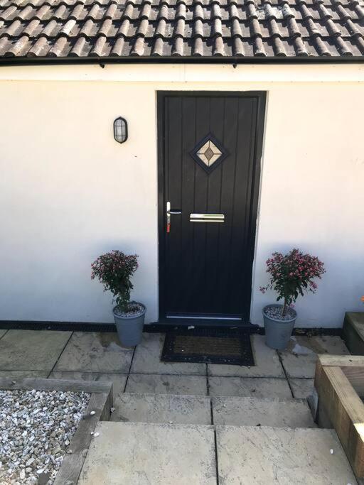 Lovely Two Bedroom Bungalow With Hot Tub Yeovil Exterior photo