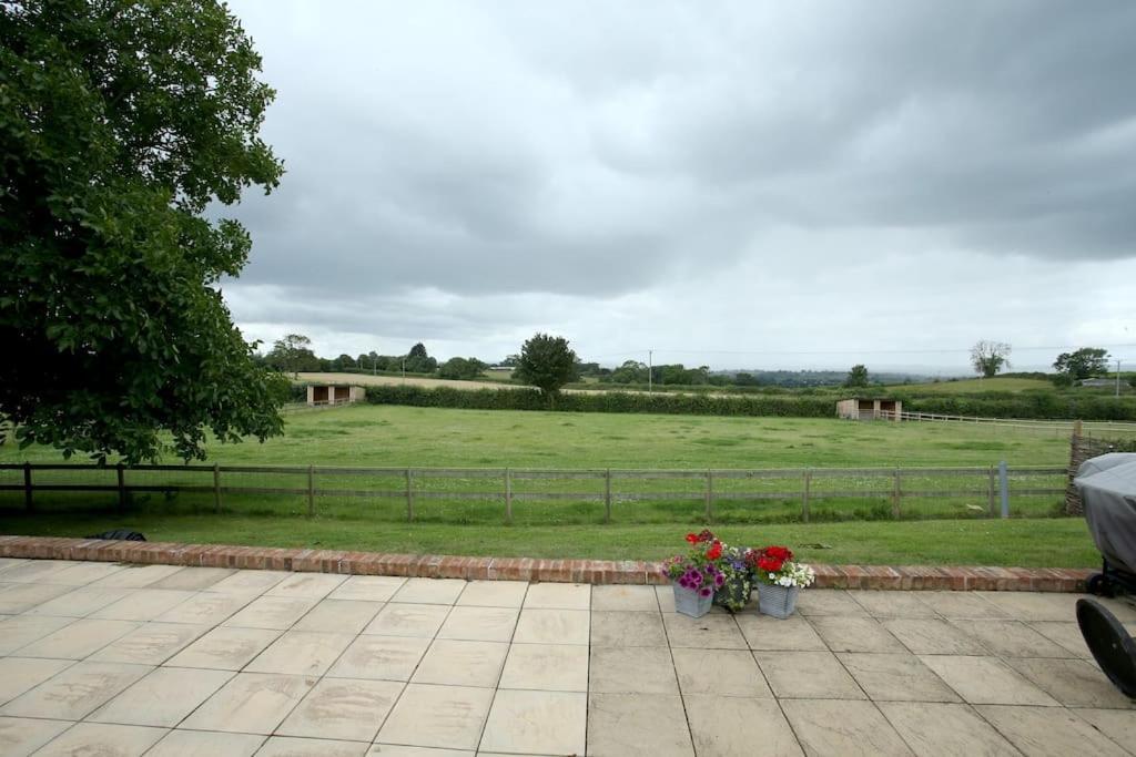 Lovely Two Bedroom Bungalow With Hot Tub Yeovil Exterior photo