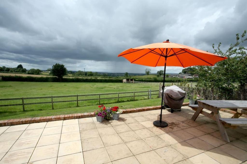 Lovely Two Bedroom Bungalow With Hot Tub Yeovil Exterior photo