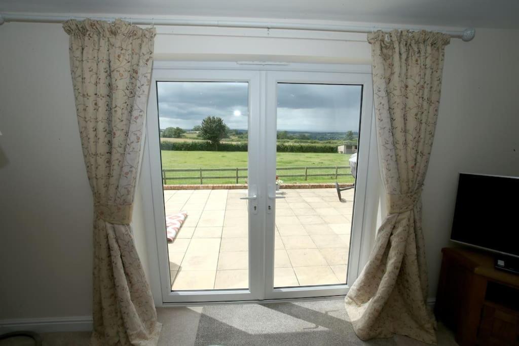 Lovely Two Bedroom Bungalow With Hot Tub Yeovil Exterior photo