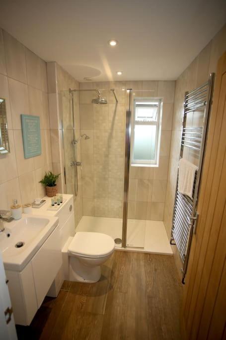 Lovely Two Bedroom Bungalow With Hot Tub Yeovil Exterior photo