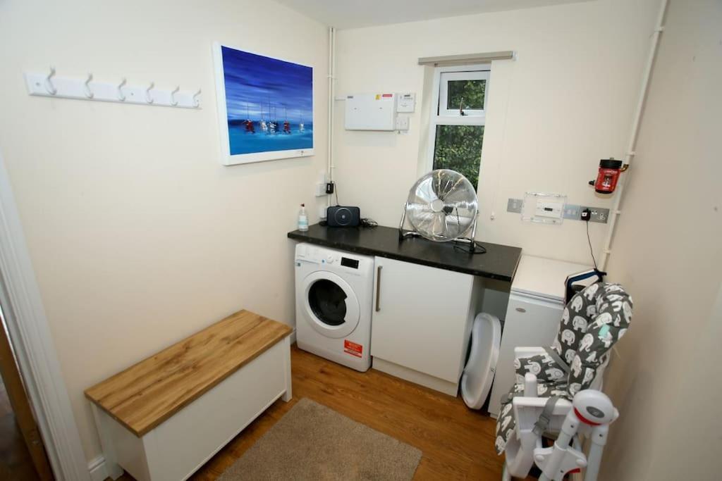 Lovely Two Bedroom Bungalow With Hot Tub Yeovil Exterior photo